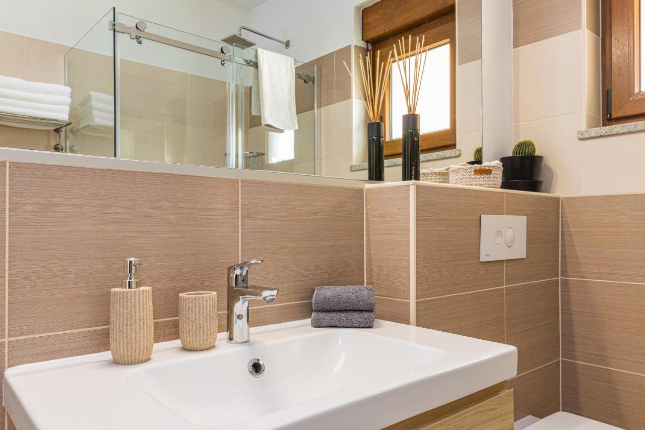 Lovely Istrian Apartment With A Private Swimming Pool And A Charming Garden Banjole Eksteriør bilde